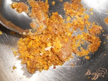 Выкладываем пряности в мисочку, добавляем мед и перемешиваем. Добавить сахар, разрыхлитель, яйцо, масло и растереть.