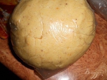 Добавляем частями муку и замешиваем мягкое эластичное тесто, заворачиваем в пакет и в морозилку на 20 минут.