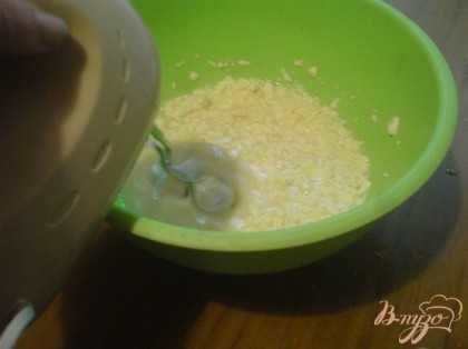 В миске смешать яйца с сахаром, молоком и маслом.