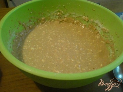 В яично-масляную смесь добавить тыкву, сухую смесь и замесить тесто.
