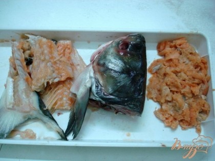 Когда разделываете рыбу на филе, не выбрасывайте головы, хребты и мелкие кусочки мякоти. Из них получится хороший бульон в рыбный суп.