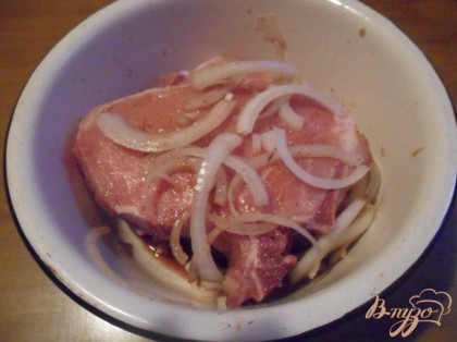 Мясо полить соевым соусом, яблочным уксусом. Положить нарезанный лук, специи, несколько капель табаско и перемешать. Закрыть пищевой плёнкой и убрать в холодильник на 1 час.