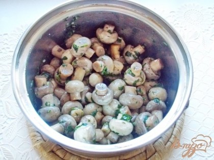 Воду с грибов сливаем и заливаем маринадом. Кладем рубленную зелень. Ставим в холод. Через 30 минут можно есть. Если мало соли, добавляете по вкусу.