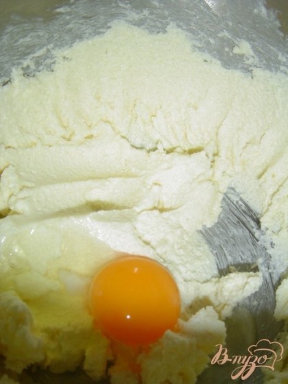 Взбиваем размягченное сливочное масло с сахаром, а затем добавляем по одному яйцу, не прекращая взбивать.
