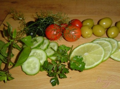 Готовим все ингредиенты салата, для этого нарезаем кружками огурцы, так же режем лайм. Измельчаем укроп, петрушку, базилик.