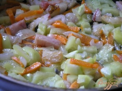 Затем добавить в суп обжаренные овощи с беконом и лавровый лист. Посолить, поперчить.