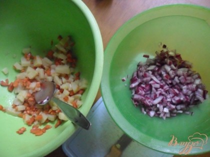 Картофель и морковь перемешать и сбрызнуть растительным маслом.
