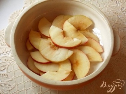 Яблоки нарезать пластинами. Выложить один слой.