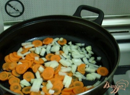 Лук и морковь слегка обжарить на растительном масле.