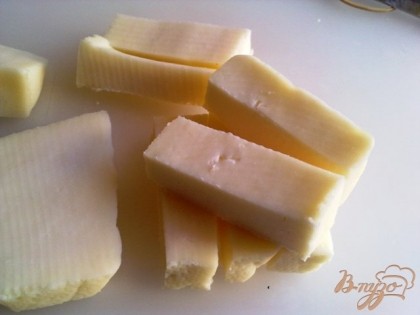 Сыр нарезаем аккуратными брусочками