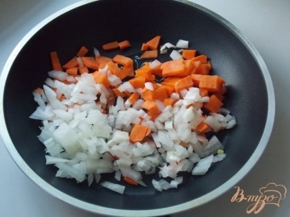 Режем лук и морковь и немного припускаем на растительном масле.