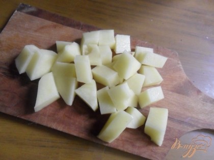 Картофель очистить, вымыть, нарезать кубиками.