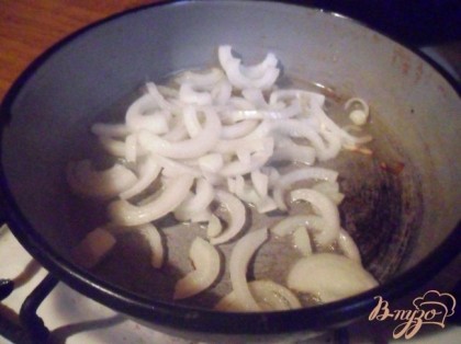 Репчатый лук очистить, нарезать полукольцами. В сковороде растопить 1/3 часть сливочного масла и обжарить лук до хрустящей корочки. Снять со сковороды и поставить в тёплое место.