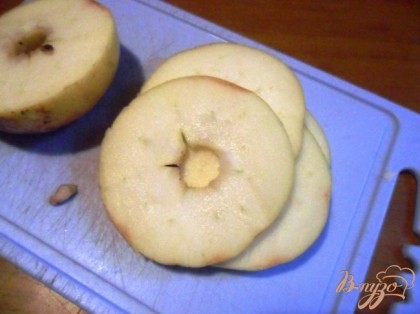 Яблоки вымыть, обсушить, удалить сердцевину, нарезать кольцами толщиной 1 см.
