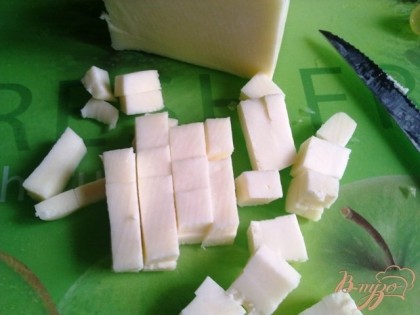 Сыр порезать кубиками