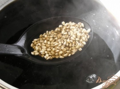 В ту же кипящую грибную воду выложить промытую перловую крупу, варить 15-20 минут.