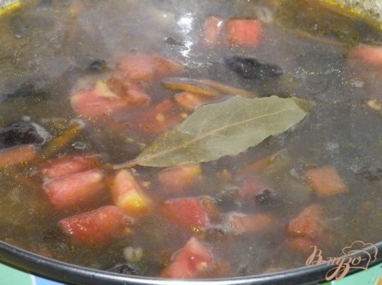 Положить в суп лавровый лист и варить еще минут 10 до готовности.