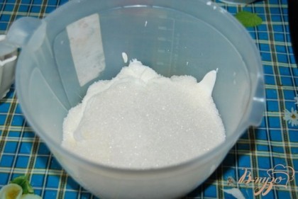 Теперь готовим крем. Взбиваем сметану с сахаром (1 стакан). Часть взбитой сметаны (около 100 мл) я отложила для крема-глазури.