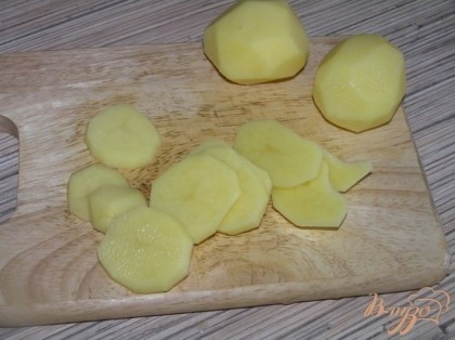 Картофель очистить, нарезать кружками.