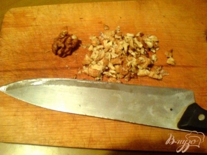 Несколько ядер грецких орехов раздавите ножом.