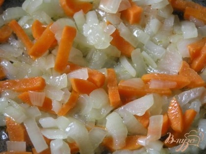 На растительном масле обжарить лук и морковь,