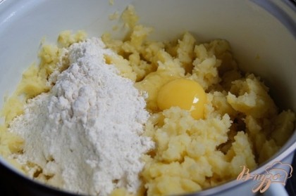 Для начала замочите грибы на 5 минут, промойте и еще раз залейте крутым кипятком на час.  Отварите картофель в подсоленной воде до готовности. Слейте воду, картофель разомните и остудите . Добавьте муку, яйцо, перец и соль по вкусу. Перемешайте( пюре должно быть не таким, как обычно, а более густым, плотным)