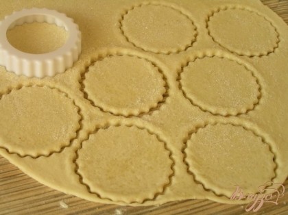 Вырезать кружки, переложить на противень, выпекать печенье при 200*С около 15 минут до румяности.