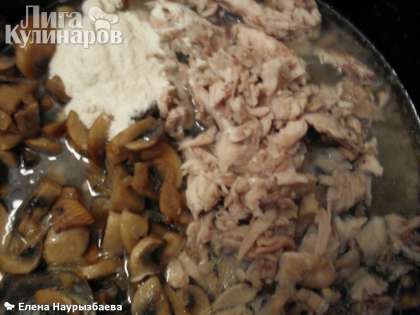 Добавить к грибам накрошенное отварное куриное мясо, муку, несколько столовых ложек бульона, соль, перец