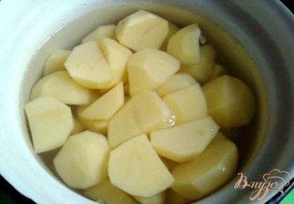 Заливаем картошечку кипятком, солим и ставим вариться на 10-15 минут до полу готовности.