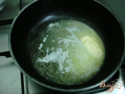 В большой, глубокой сковороде растопить сливочное масло.