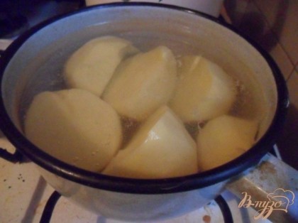 Картофель отварить в кипящей подсоленной воде до готовности. Воду слить. Картофель размять в пюре.