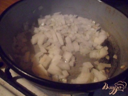 Репчатый лук очистить, нарезать кубиками. В сковороде разогреть растительное масло и обжарить репчатый лук.