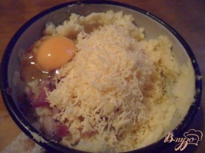 Сыр натереть на мелкой тёрке. Картофельное пюре, селёдку. яйцо, обжаренный лук, муку и сыр смешать.