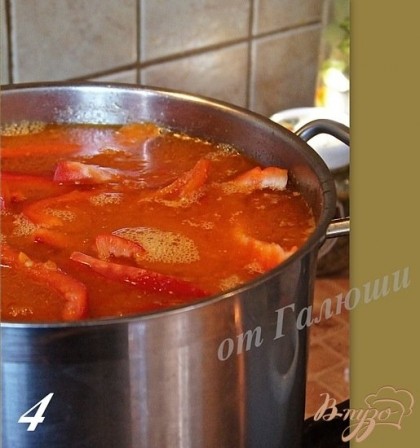 Прокрученные томаты, перелить в большую кастрюлю , добавить сахар, соль и масло.Поставить кастрюлю на огонь и кипятить минут 10, кладем перцы и варим 30 минут на медленном огне. Влить уксус, снять с огня.