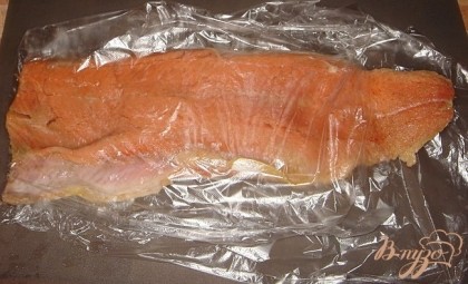 Филе рыбы положить на пищевую пленку, ей же накрыть , слегка отбить.