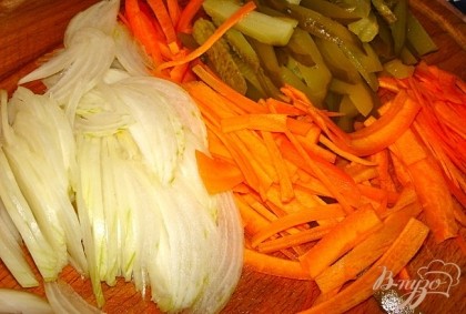 нарезать тоненько огурцы, морковь, лук.