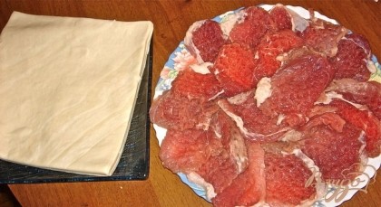 Мясо нарезать на кусочки, отбить как можно тоньше.Посолить, поперчить.