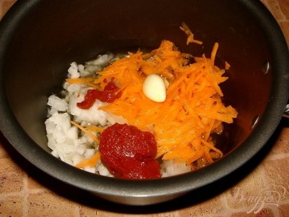 Лук мелко порезать, морковь трем на терке. Пассируем на растительном масле с томатной пастой. ( когда пассирую овощи, кладу зубчик чеснока, после обжарки его выбрасываю , он нужен только для аромата)