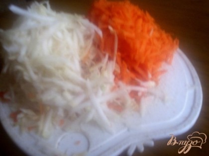 Очищенные морковь и сельдерей натереть на крупной тёрке.Очищенный репчатый лук нарезать кубиками.
