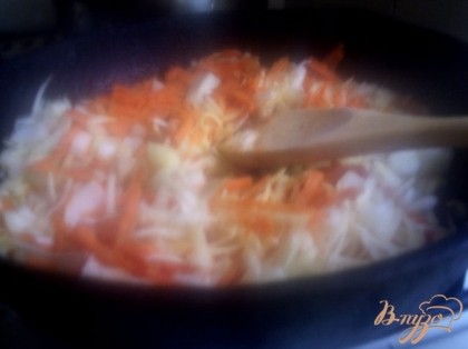 В сковороде разогреть растительное масло и спассеровать морковь, сельдерей и лук.