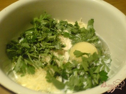  В миске смешать яйцо, сыр, молоко и петрушку, приправить солью и перцем. Всё тщательно перемешать.