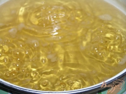 Варить 10-15 минут до густоты сиропа, постоянно помешивая и снимая пенку. За 2-3 минуты до окончания приготовления влить лимонный сок, сироп сразу посветлеет.