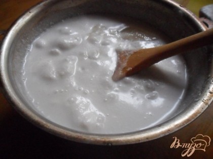 В кокосовое молоко добавить сахар. Ддовести до кипения и проварить на маленьком огне 15 минут.