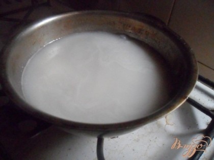 В горячее молоко добавить ром и желатин. Перемешать.