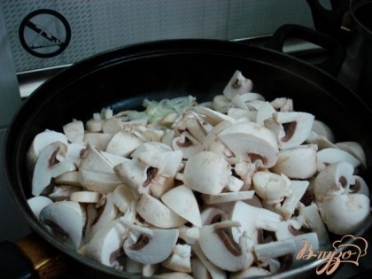 Пожарить лук до мягкости, добавить грибы и жарить до готовности.
