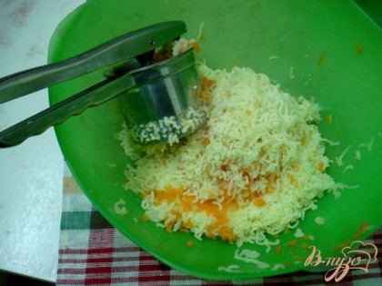Картофель, капусту и морковь сварить и сделать пюре, охладить и добавить 2 яйца
