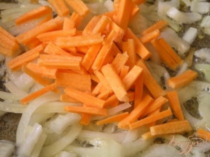 На растительном масле обжарить лук и морковь,