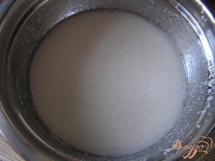 Желатин замочить в воде на 10 минут. В кокосовое молоко добавить сахар и лимонный сок. Нагреть до 40-50*С и добавить отжатый желатин, перемешать до полного растворения.