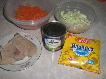 Набор продуктов для салата прост,а если мясо сварить заранее,а лук замаринуете,то приготовите вы его очень быстро