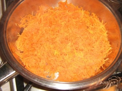 Сырую морковь натёртую на тёрке протушить на сковороде добавив немного воды(не жарить!!!).Лук замариновать на 2-2.5 часа:1 стол.ложка сахара,4 стол.ложки уксуса.